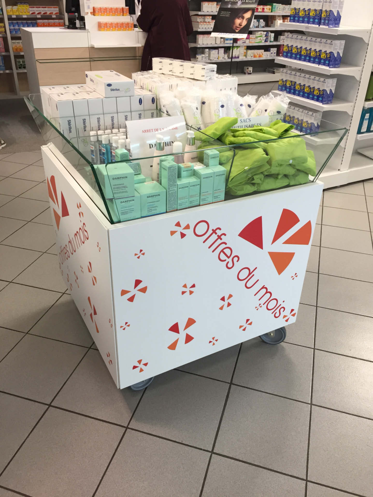 Bac soldeur design et fonctionnel — Mise en avant des promotions saisonnières dans un espace convivial et attractif.
