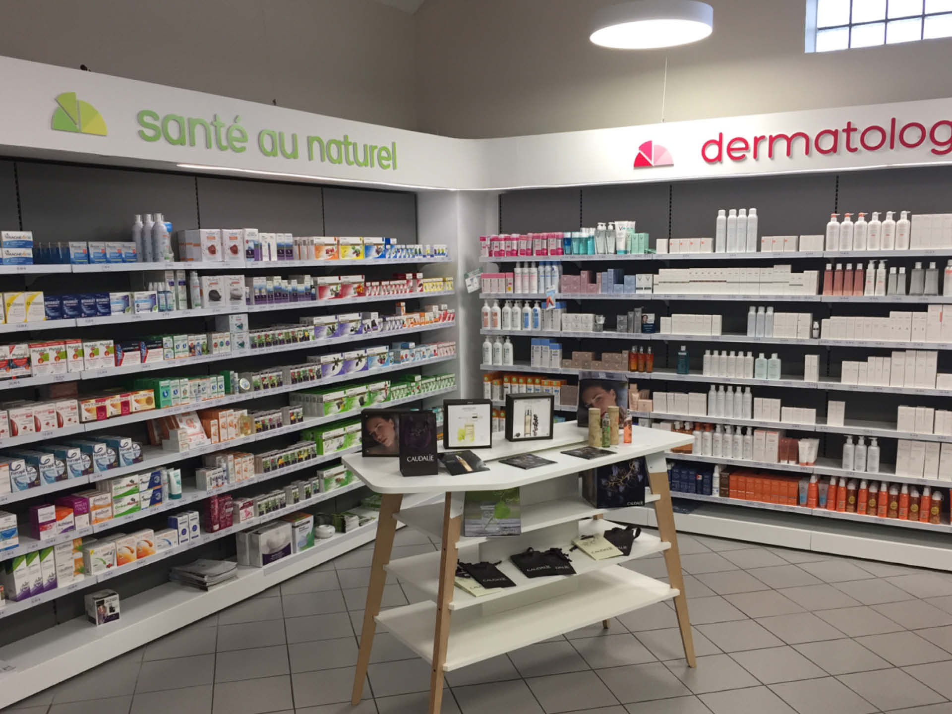 Présentation élégante des produits et mise en valeur des univers de la pharmacie.