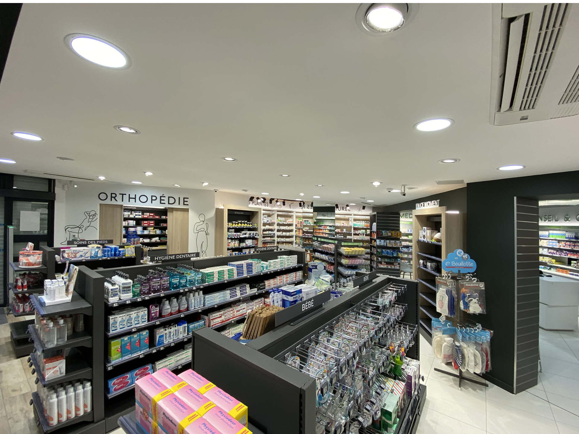 Espace nature en bois, dédié aux produits bien-être et à la phytothérapie, offrant une atmosphère apaisante et authentique.