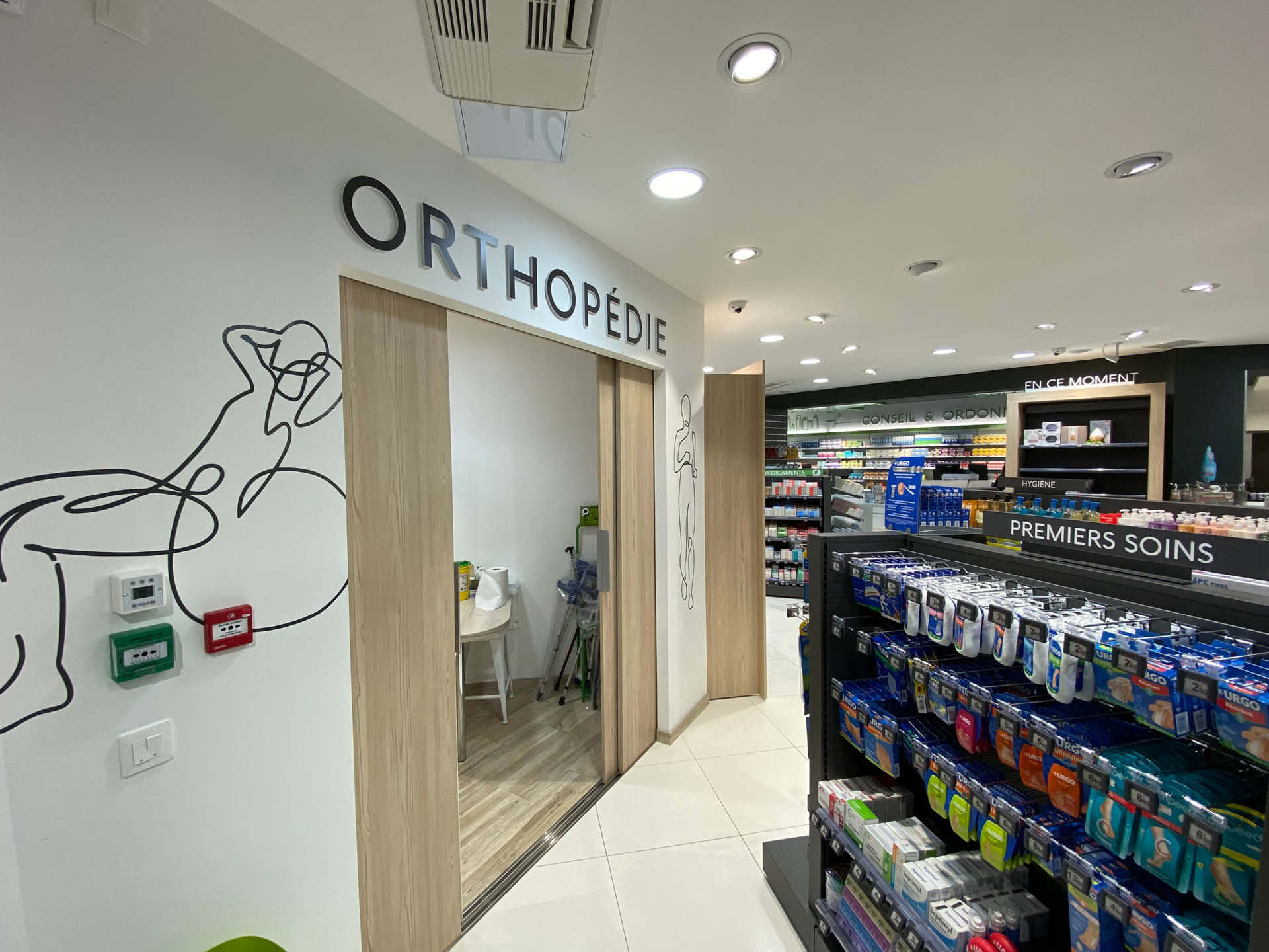 Espace orthopédie avec signalétique boisée et mobilier sur mesure, combinant fonctionnalité, confidentialité et confort pour la patientèle.