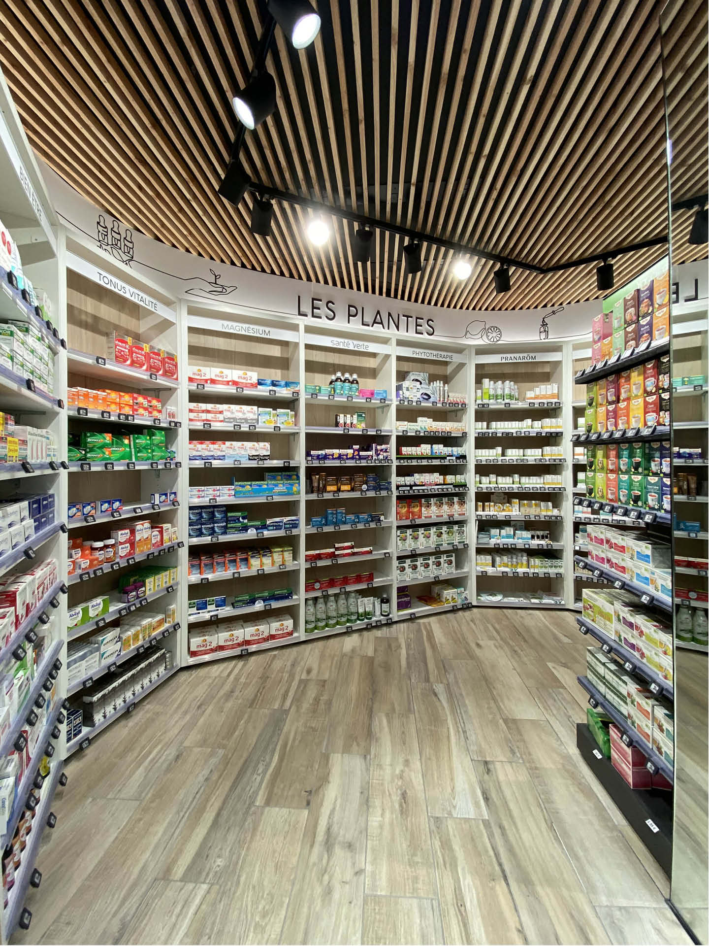 Espace nature en bois, dédié aux produits bien-être et à la phytothérapie, offrant une atmosphère apaisante et authentique.