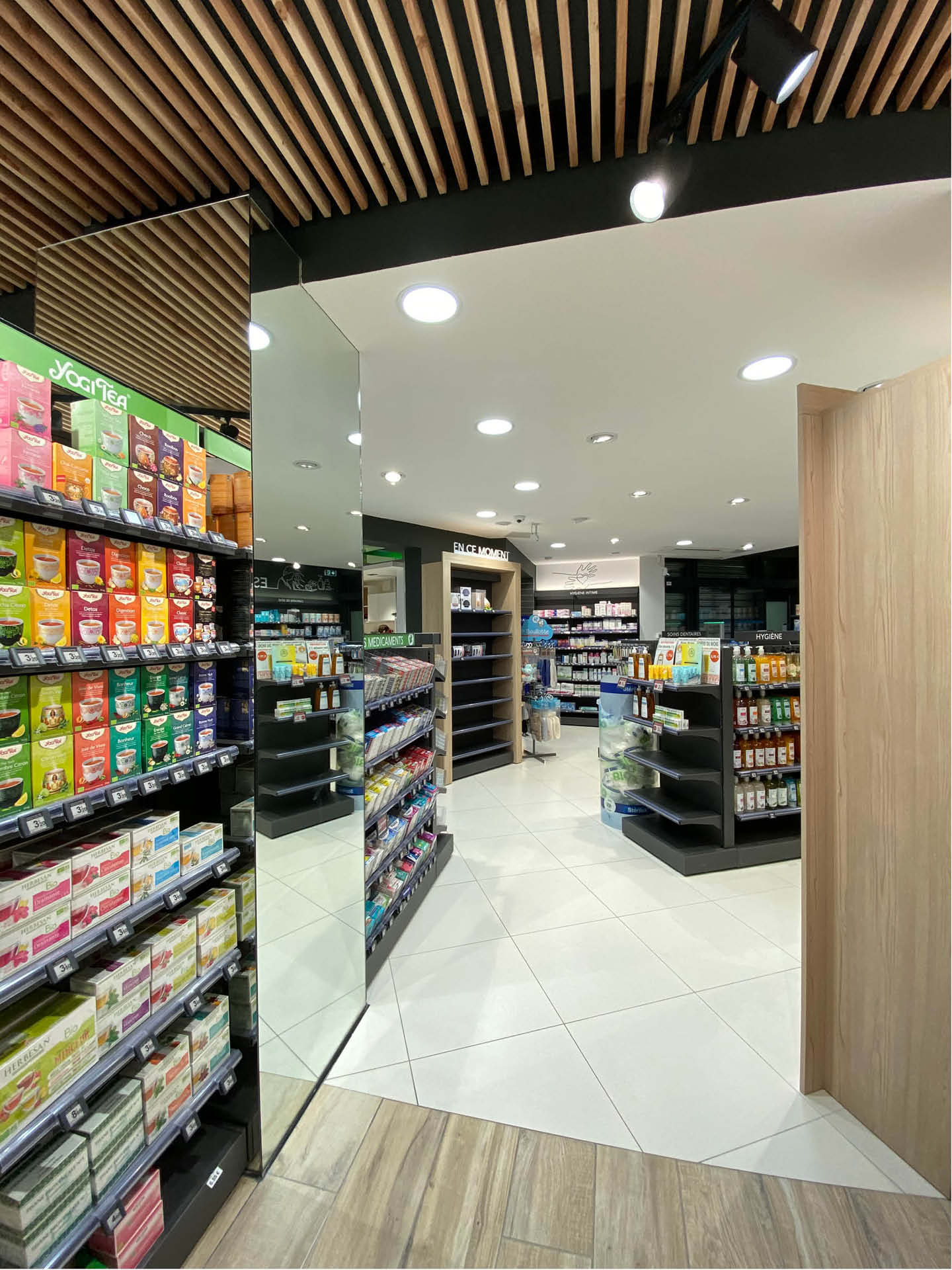 Espace nature en bois, dédié aux produits bien-être et à la phytothérapie, offrant une atmosphère apaisante et authentique.