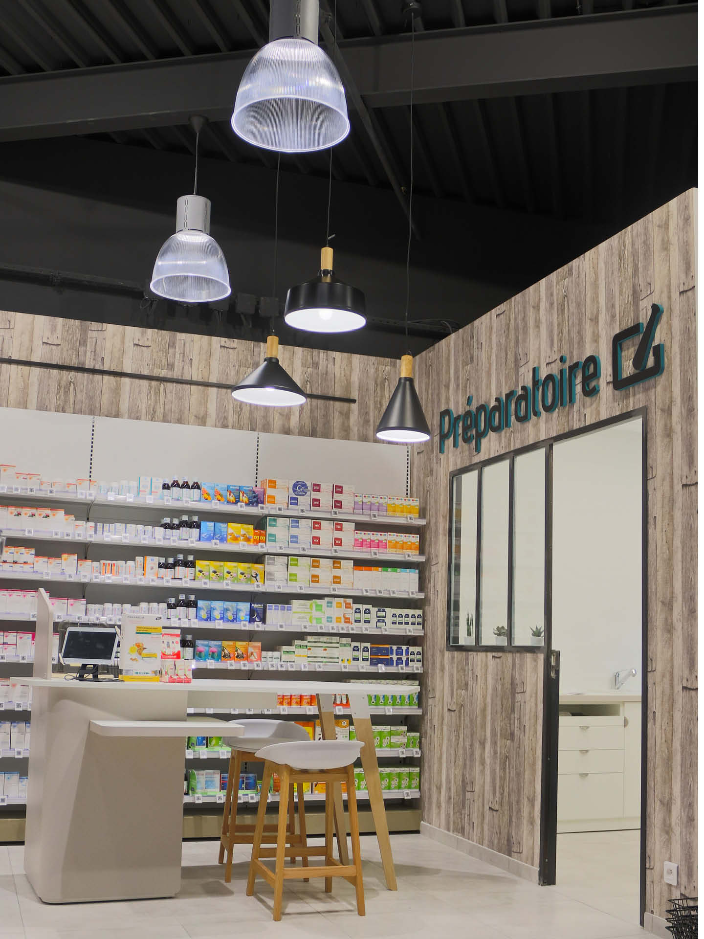Préparatoire avec verrière, favorisant la transparence et la confiance entre pharmaciens et patients.