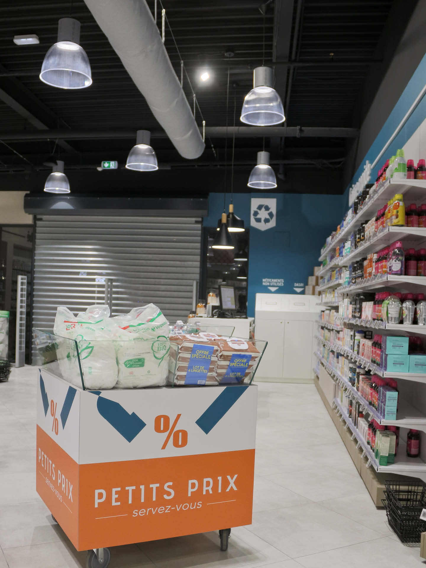 Vue d’ensemble de l’espace de vente, présentant la sectorisation fluide et les univers bien différenciés.