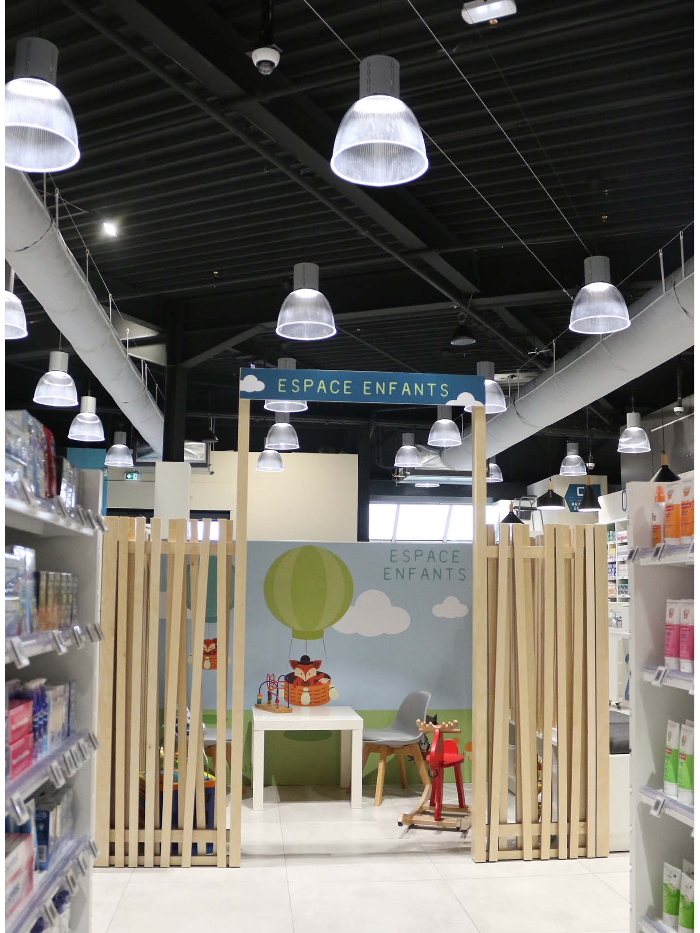 Espace enfant au seins de l'agencement de la pharmacie identifié de manière très claire avec une signalétique msie en avant.