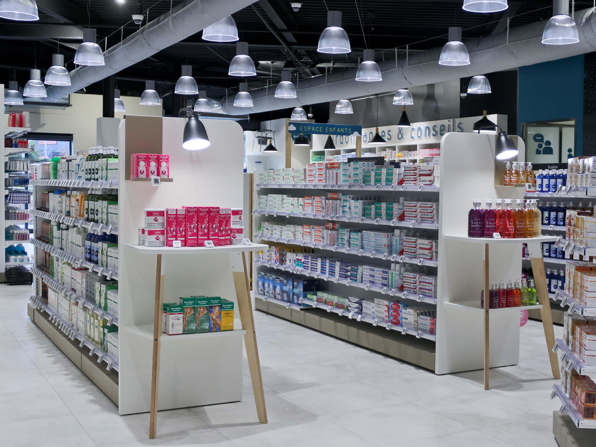 Vue d’ensemble de l’espace de vente, présentant la sectorisation fluide et les univers bien différenciés.