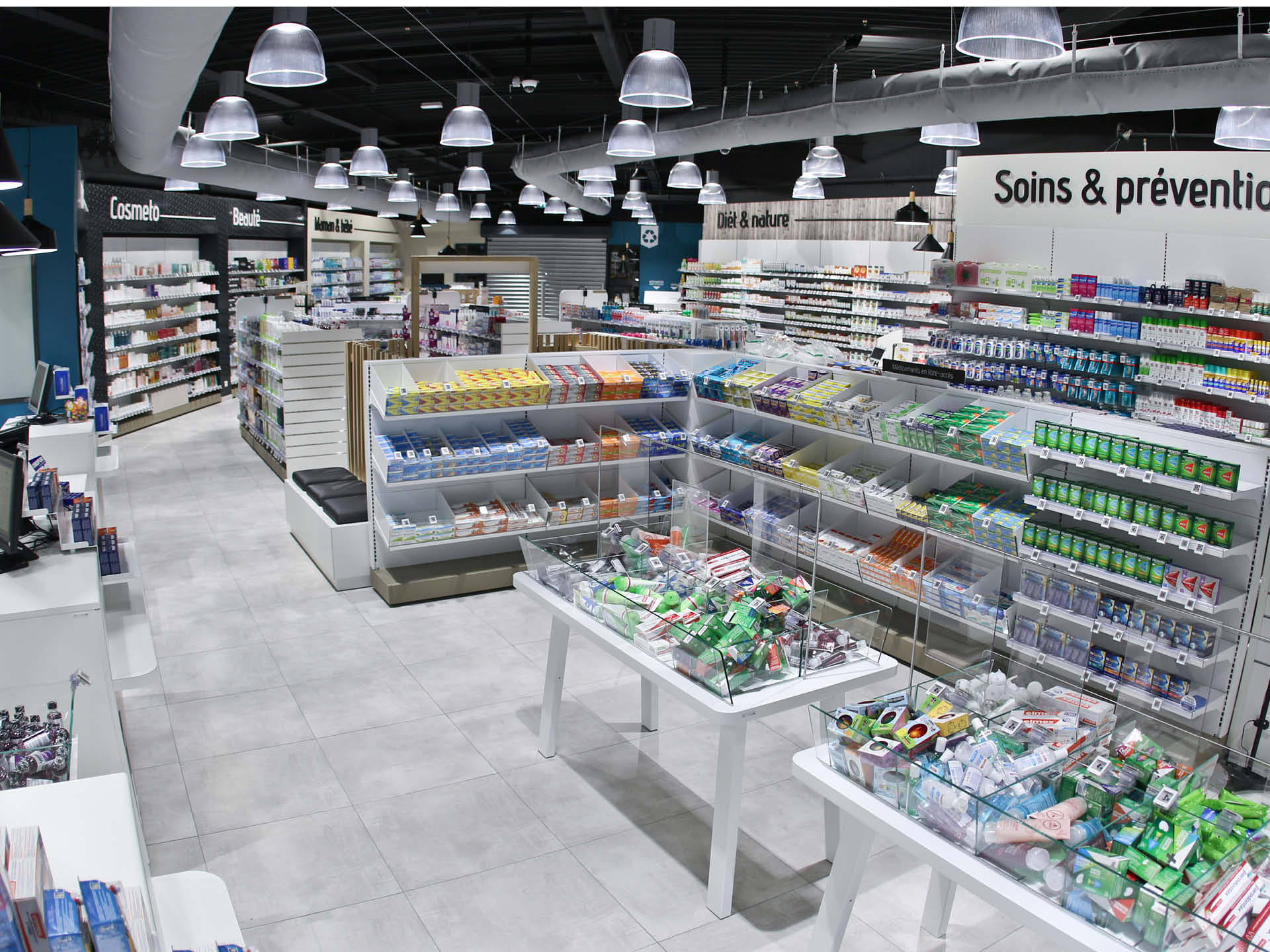 Vue d’ensemble de l’espace de vente, présentant la sectorisation fluide et les univers bien différenciés.