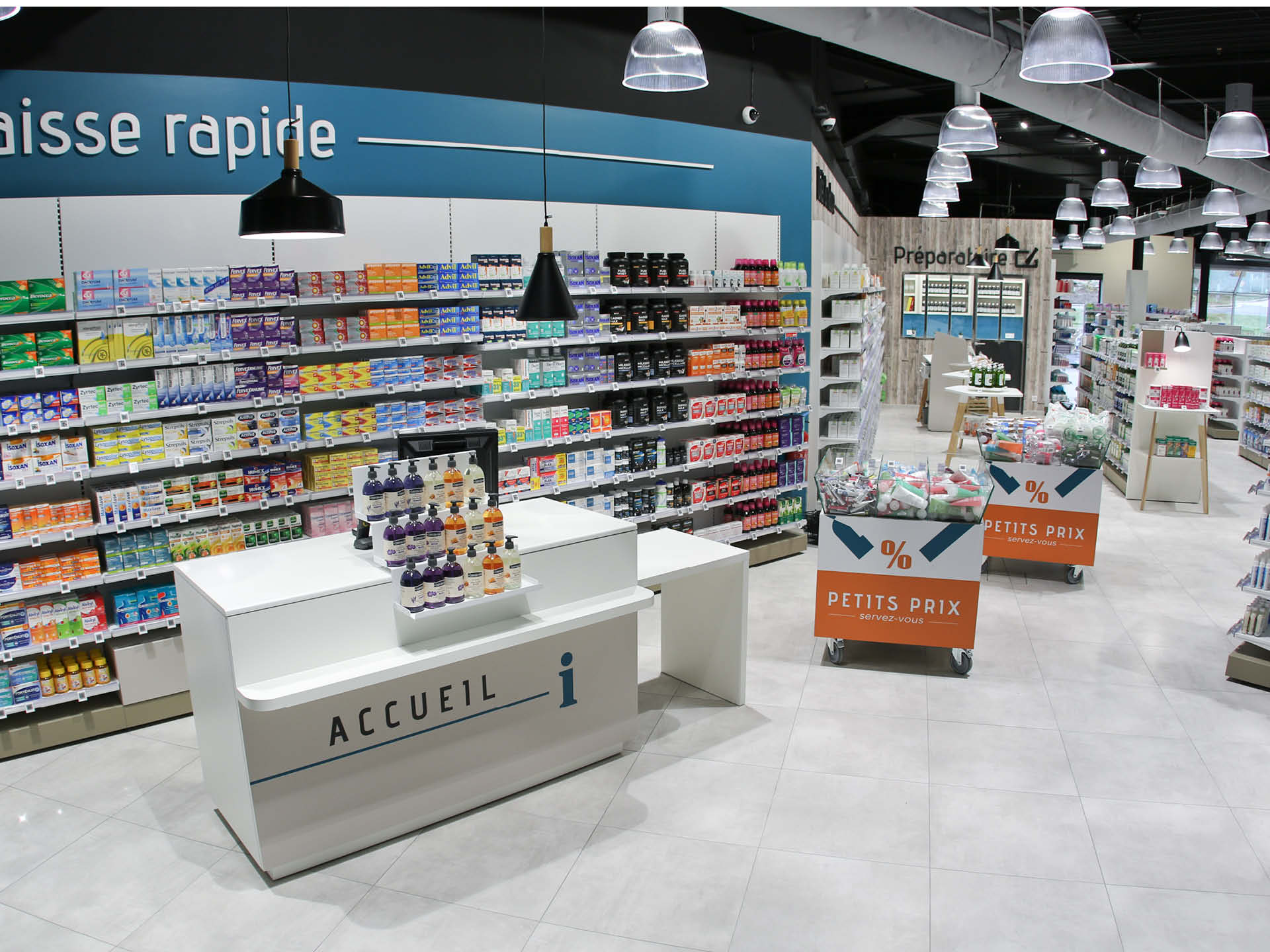 Vue d’ensemble de l’espace de vente, présentant la sectorisation fluide et les univers bien différenciés.