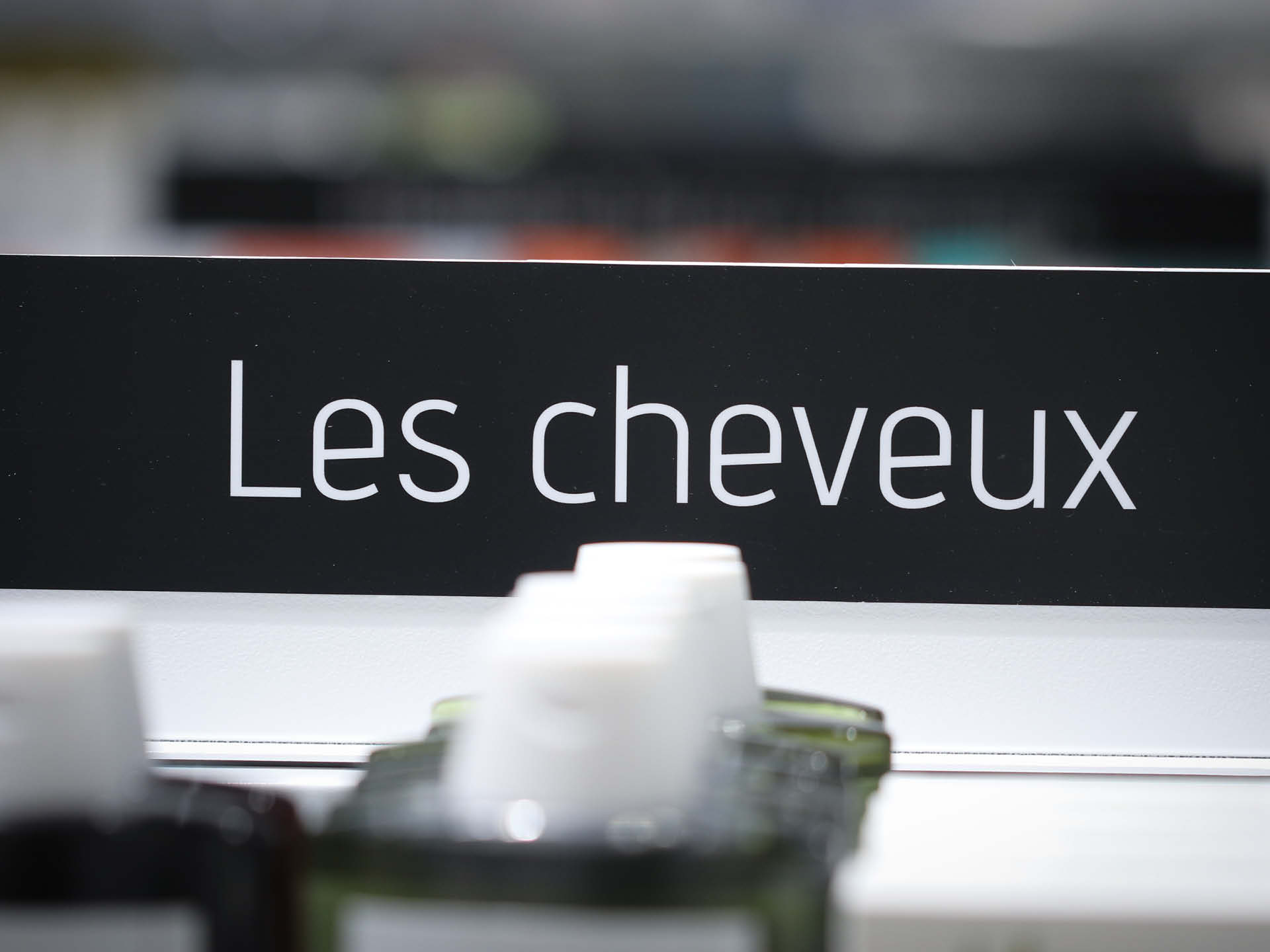 Détail du travail graphique, typographie, pictogrammes et codes couleurs intégrés aux murs et mobiliers.