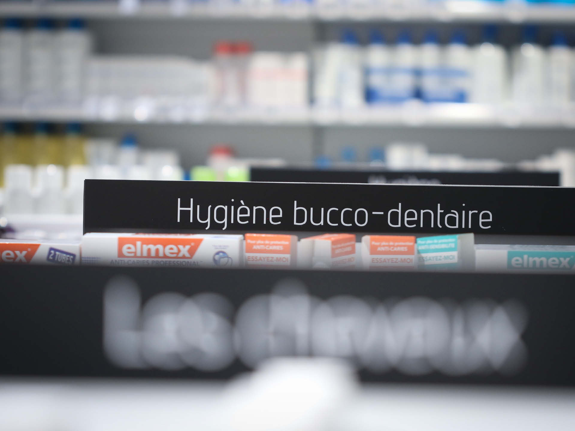Détail du travail graphique, typographie, pictogrammes et codes couleurs intégrés aux murs et mobiliers.