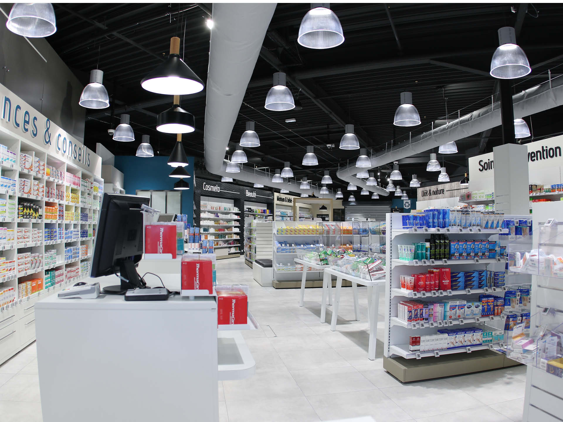 Vue d’ensemble de l’espace de vente, présentant la sectorisation fluide et les univers bien différenciés.