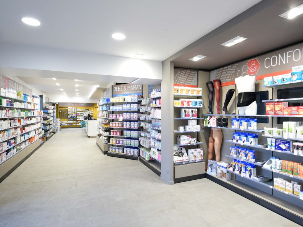 Espace de vente lumineux et fluide, favorisant le conseil et la proximité avec les patients.