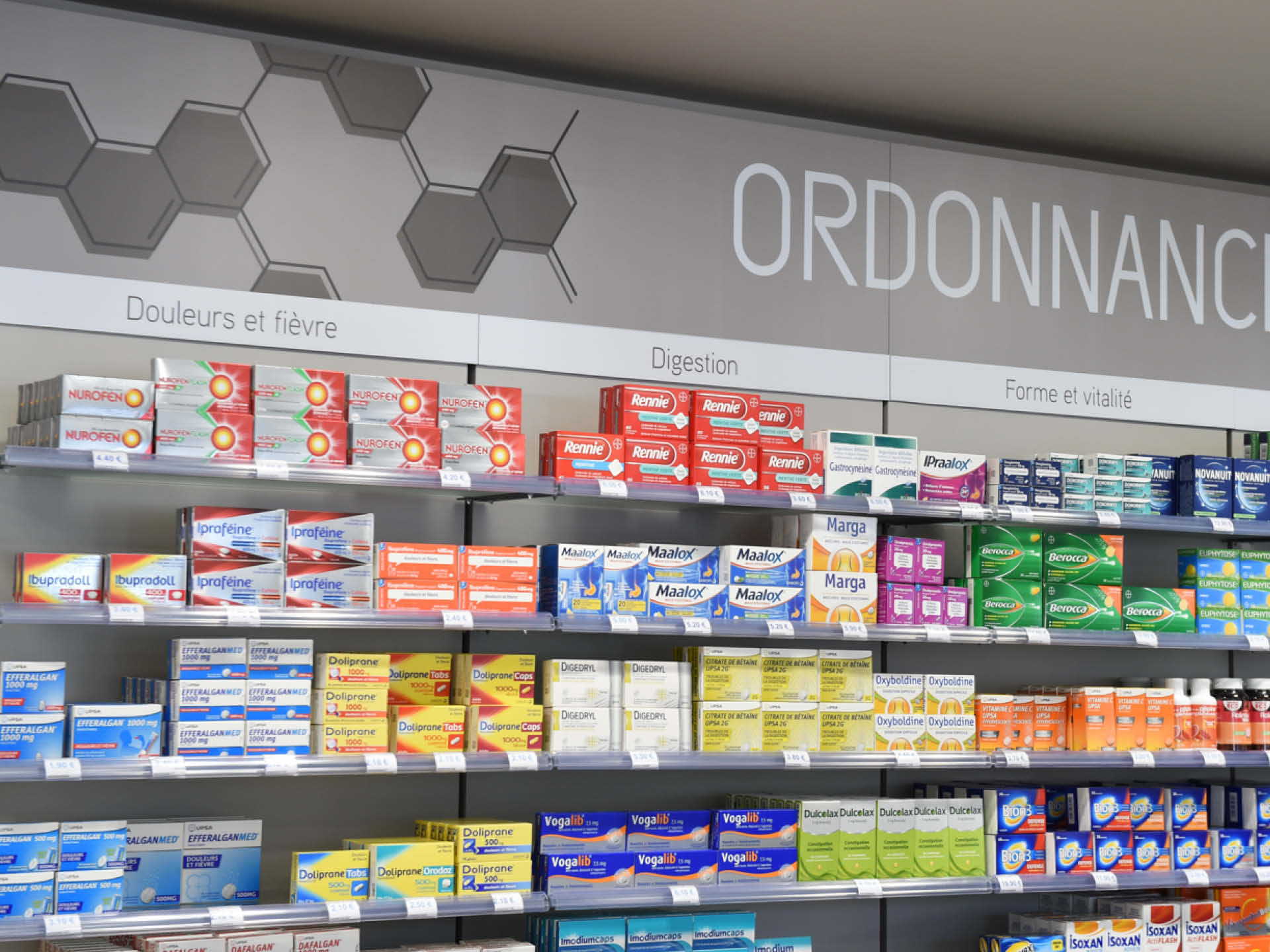 Signalétique dans l'agencement pour fluidifier le parcours et ainsi rendre l'information facile dans l'agencement de la pharmacie Gilet