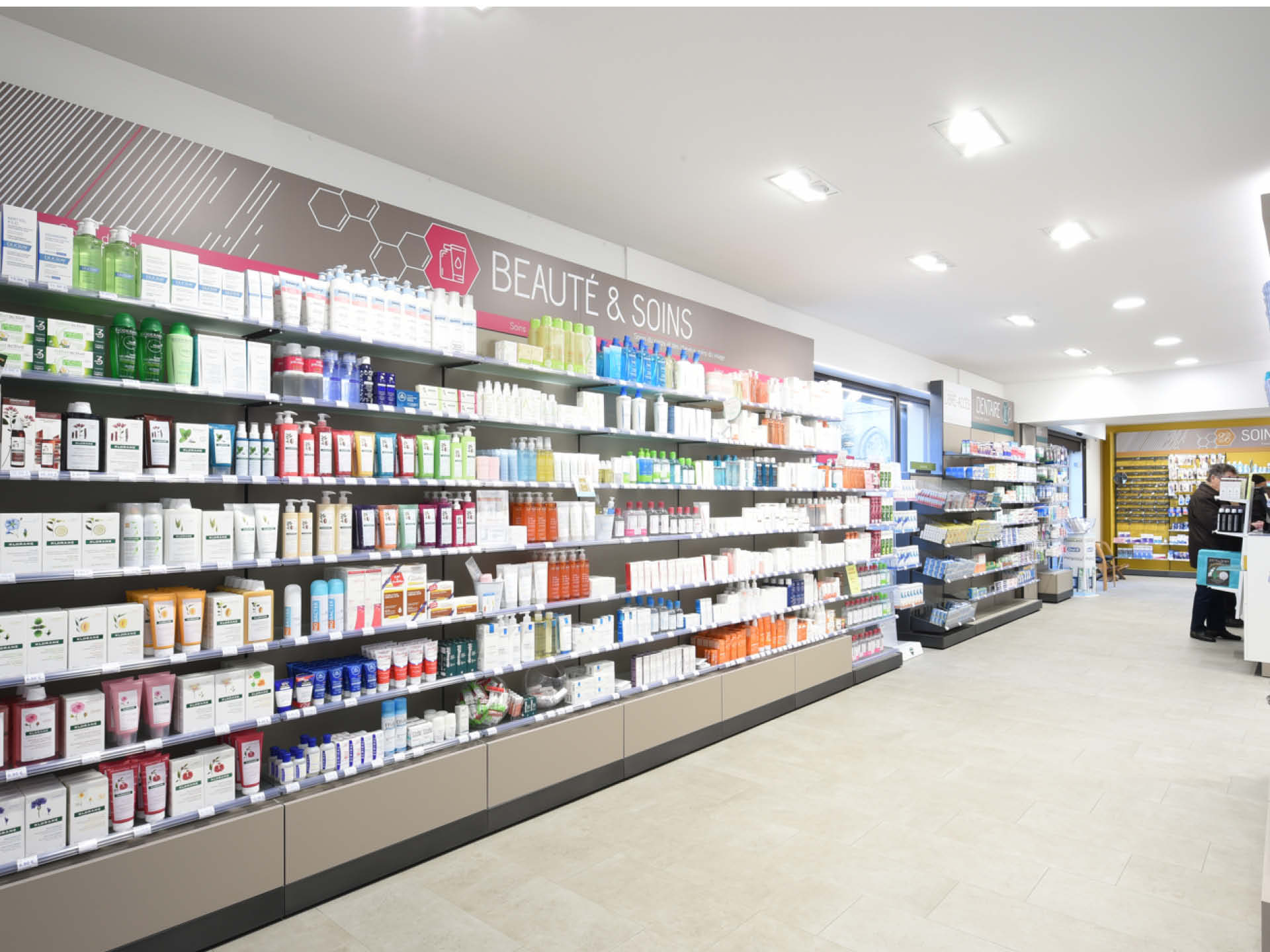 Espace de vente lumineux et fluide, favorisant le conseil et la proximité avec les patients.
