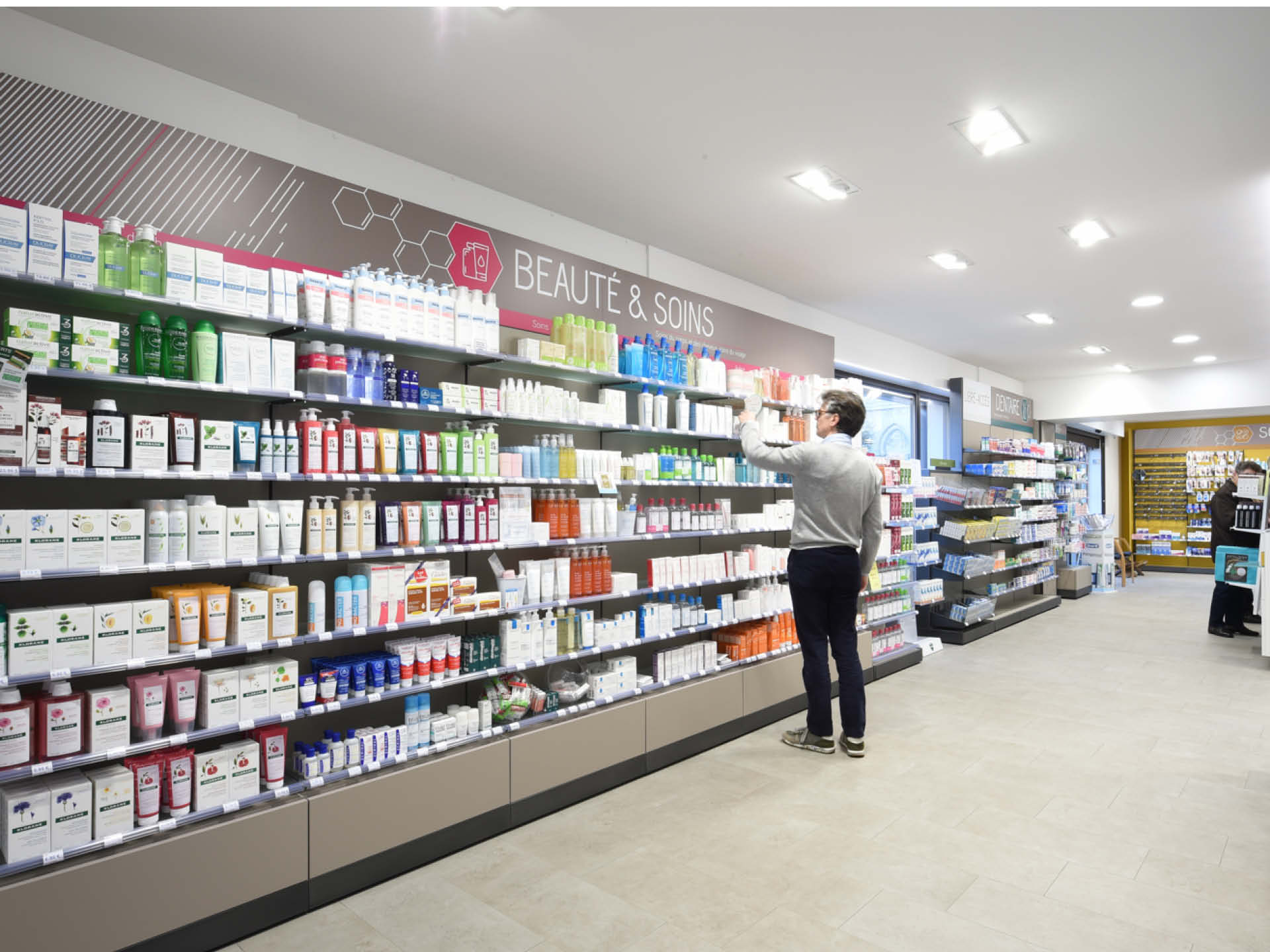 Espace de vente lumineux et fluide, favorisant le conseil et la proximité avec les patients.