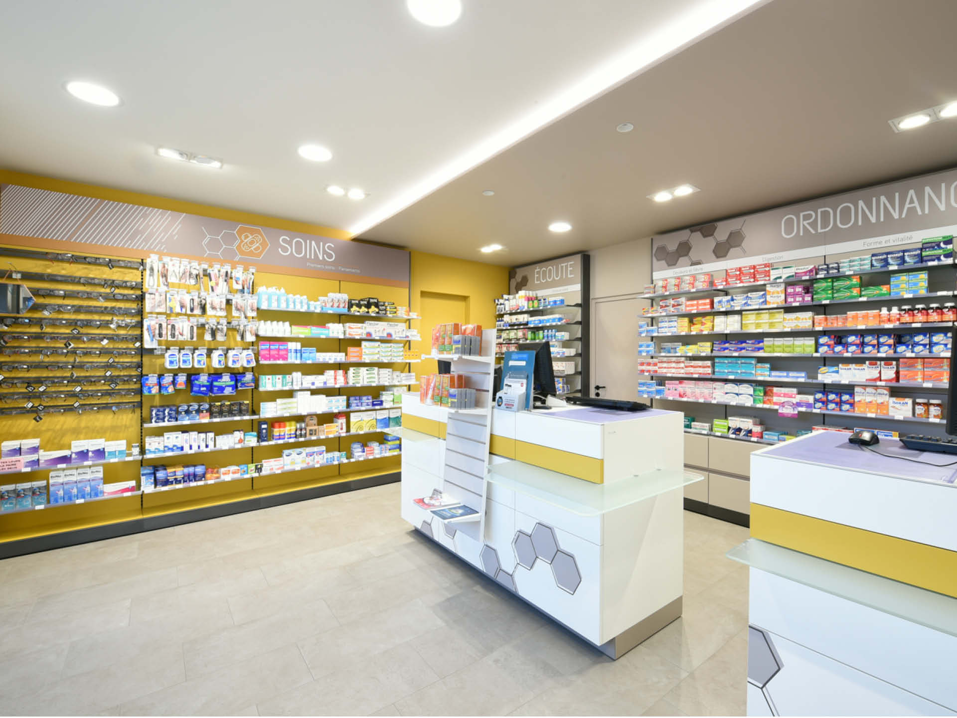 Comptoirs ergonomiques et colorés, pensés pour un accueil chaleureux et une circulation optimale.