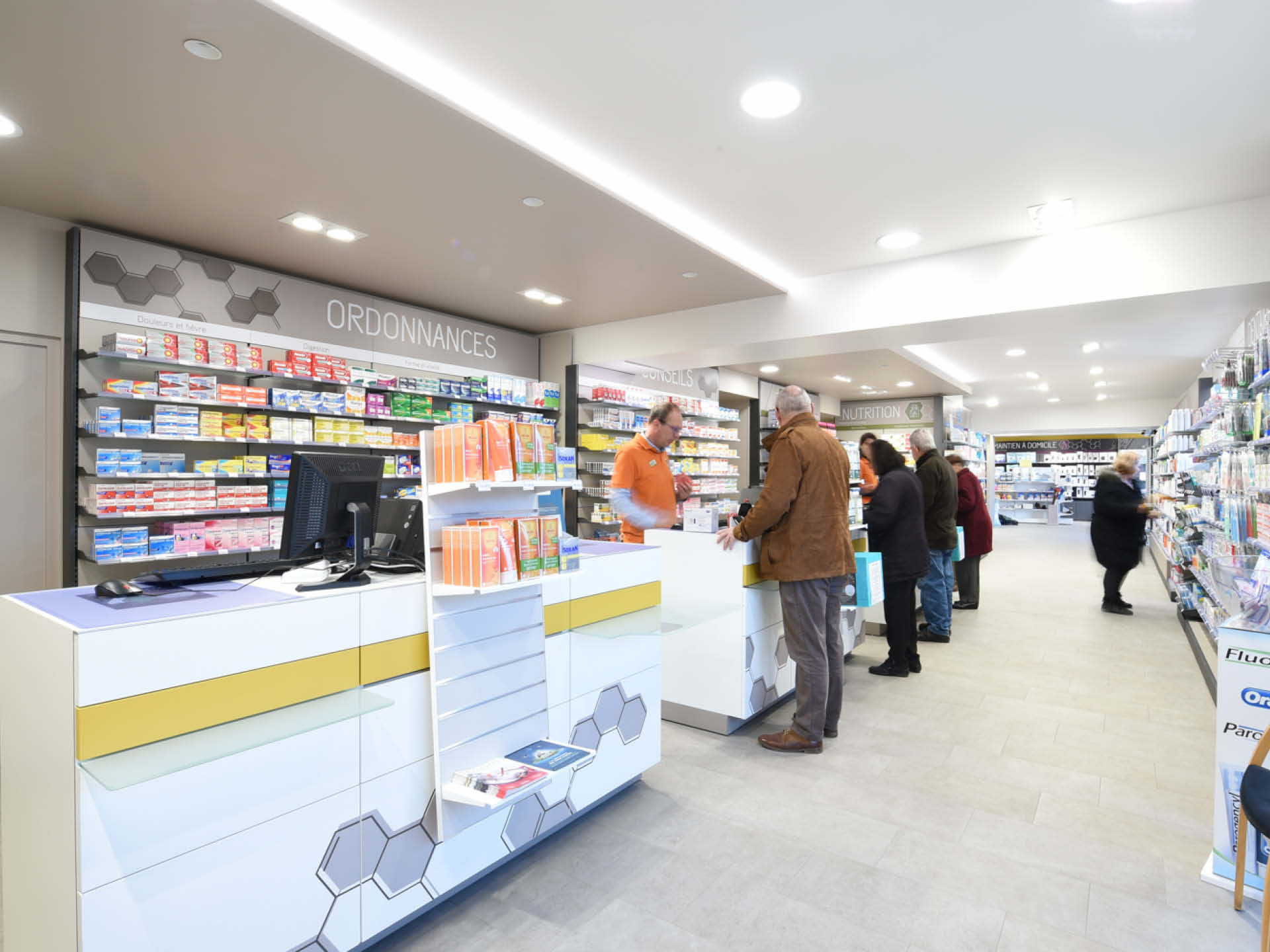 Comptoirs ergonomiques et colorés, pensés pour un accueil chaleureux et une circulation optimale.