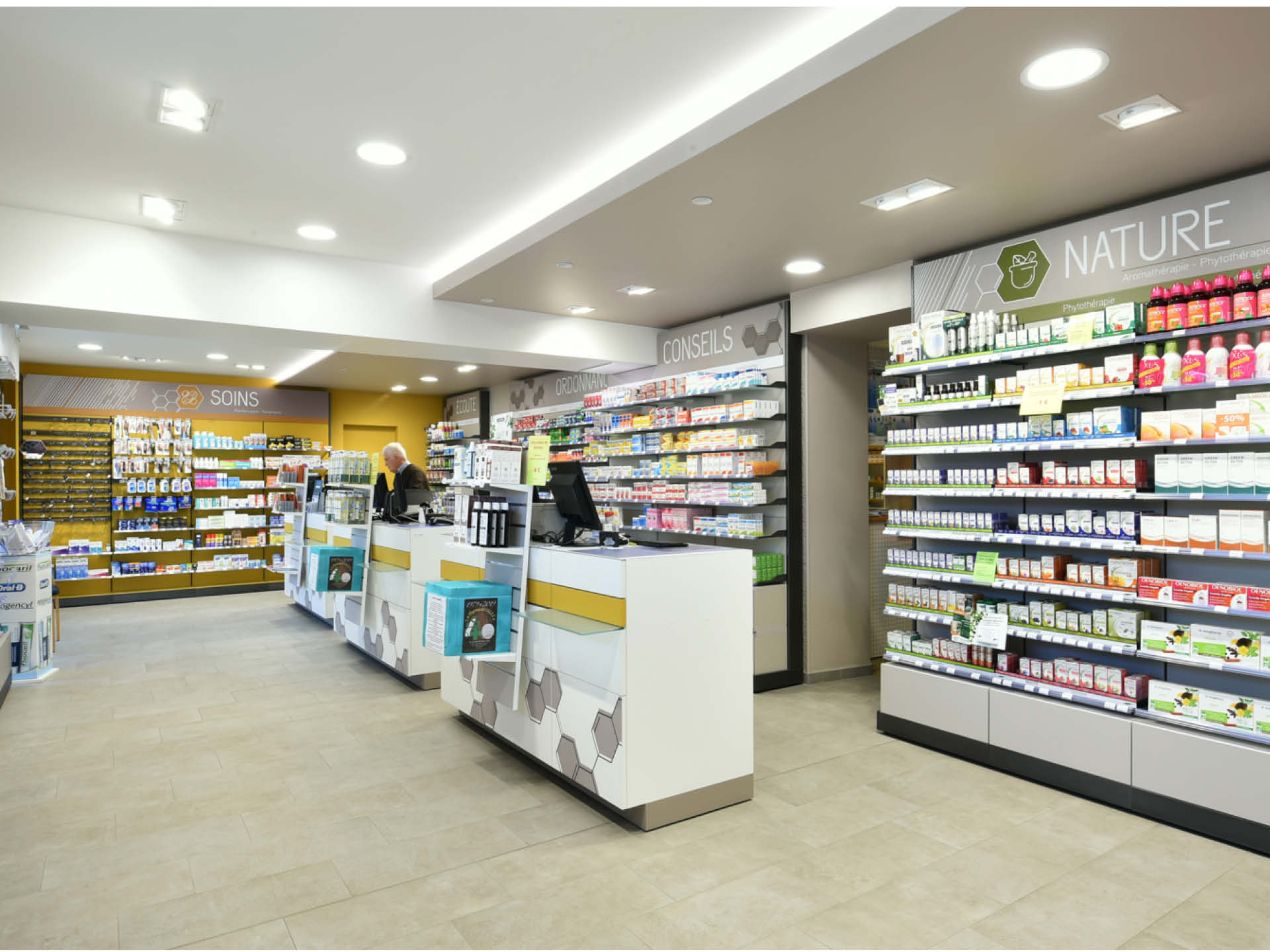 Comptoir jaune vif et design, symbole de l’identité moderne et dynamique de la pharmacie.