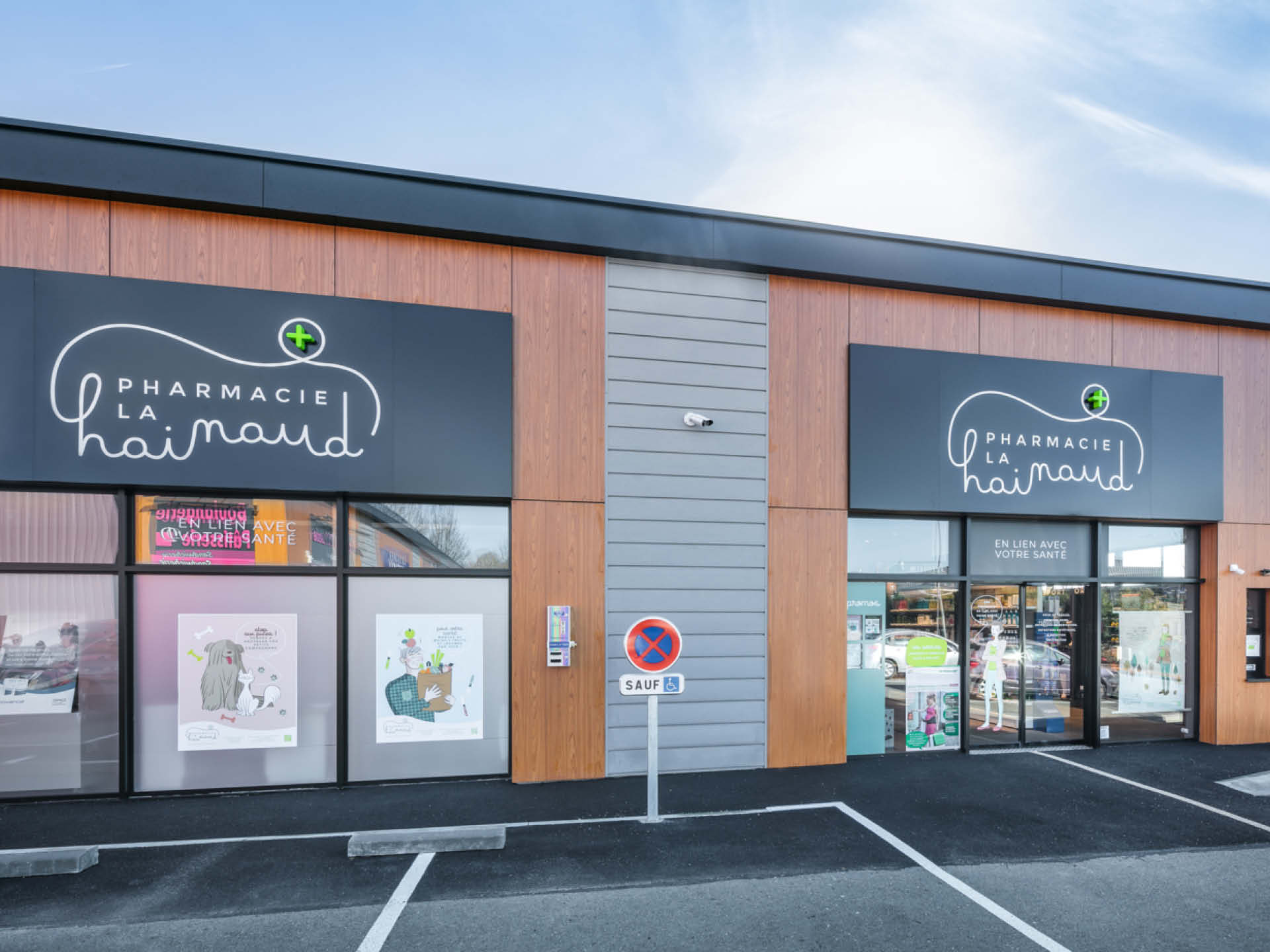Façade de la Pharmacie La Hainaud à Ernée lumineuse et contemporaine grâce à sa signalétique.