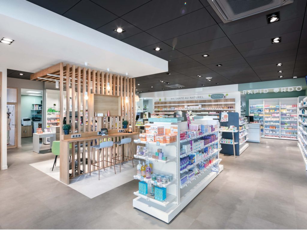 Espace détente de la Pharmacie La Hainaud à Ernée, inspiré de l’esprit place du village