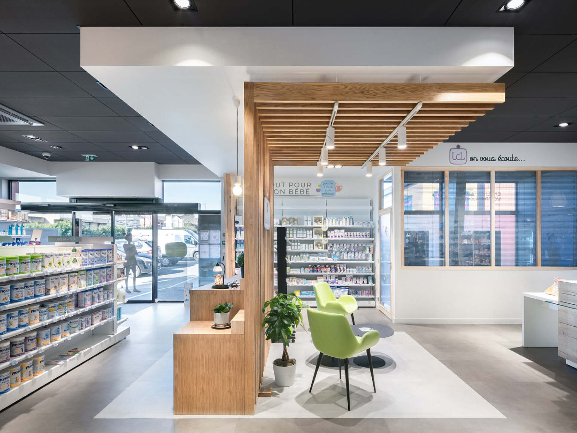 Espace détente de la Pharmacie La Hainaud à Ernée, inspiré de l’esprit place du village