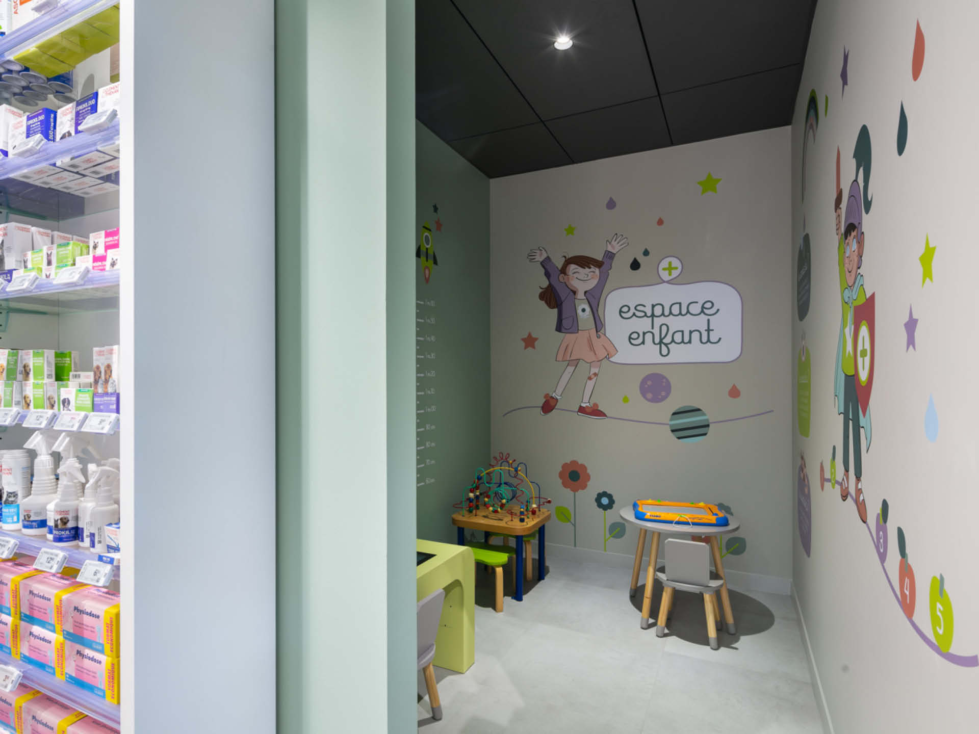 Espace enfant coloré et accueillant dans la pharmacie d’Ernée