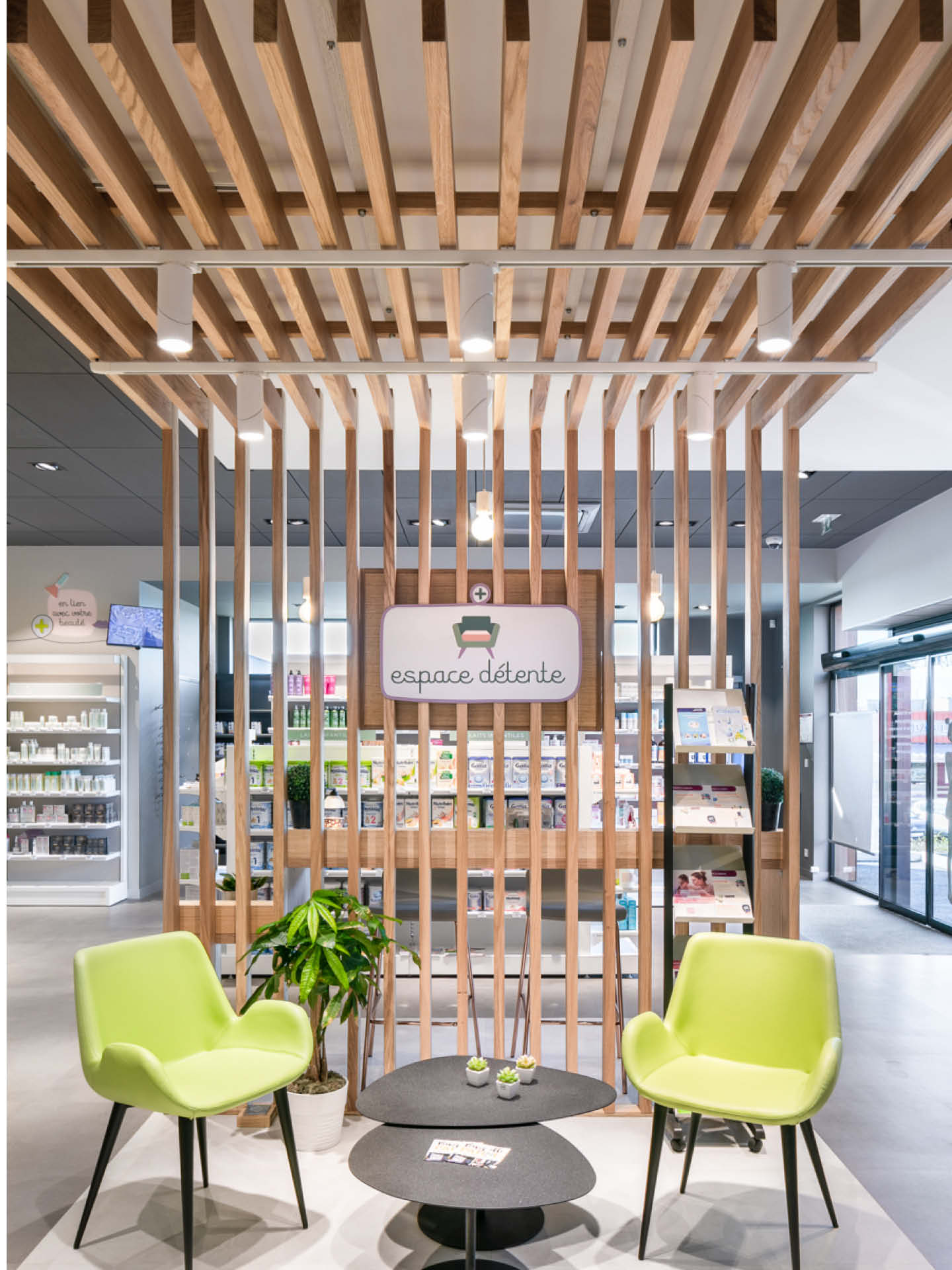 Espace détente de la Pharmacie La Hainaud à Ernée, inspiré de l’esprit place du village