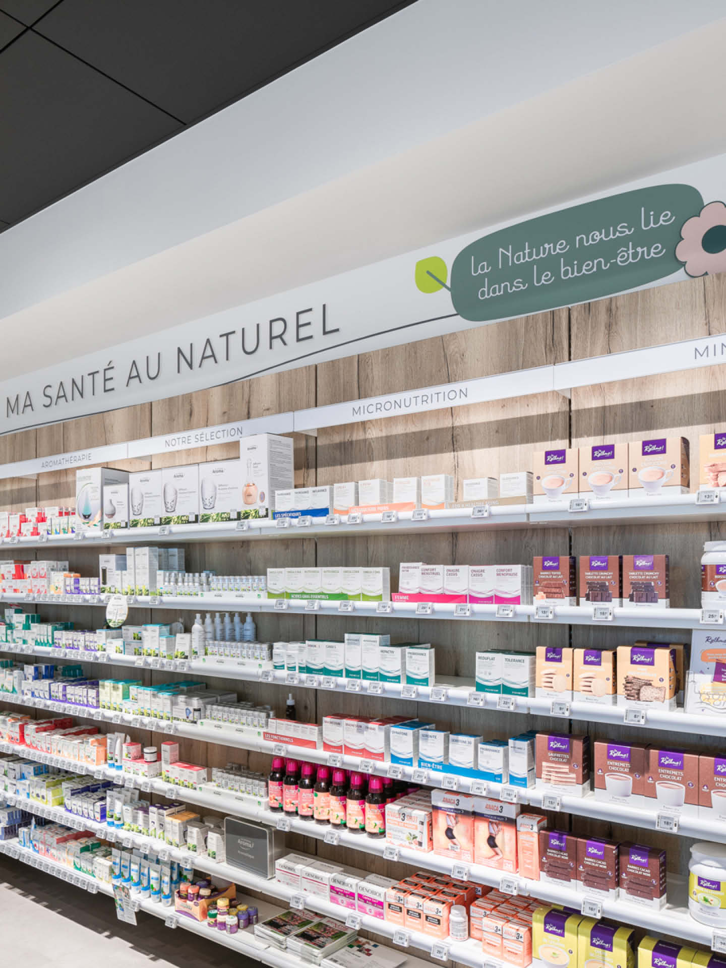 Espace nature mis en valeur par l'identité graphique de la pharmacie et des linéaires.