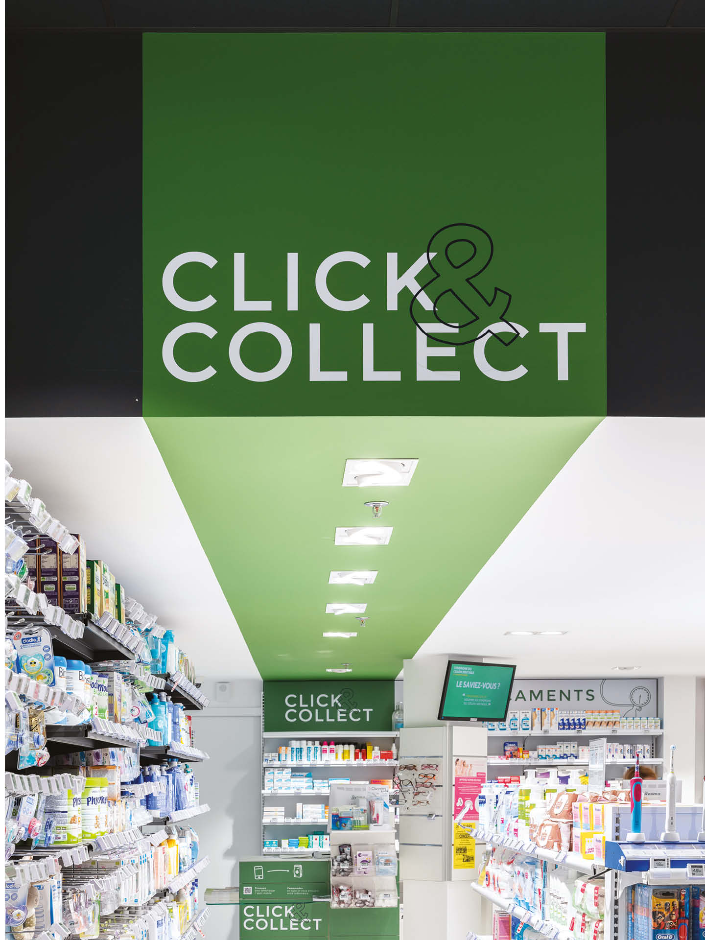 Zone click &amp; collect signalée en vert — service rapide et moderne pour récupérer les commandes en ligne.