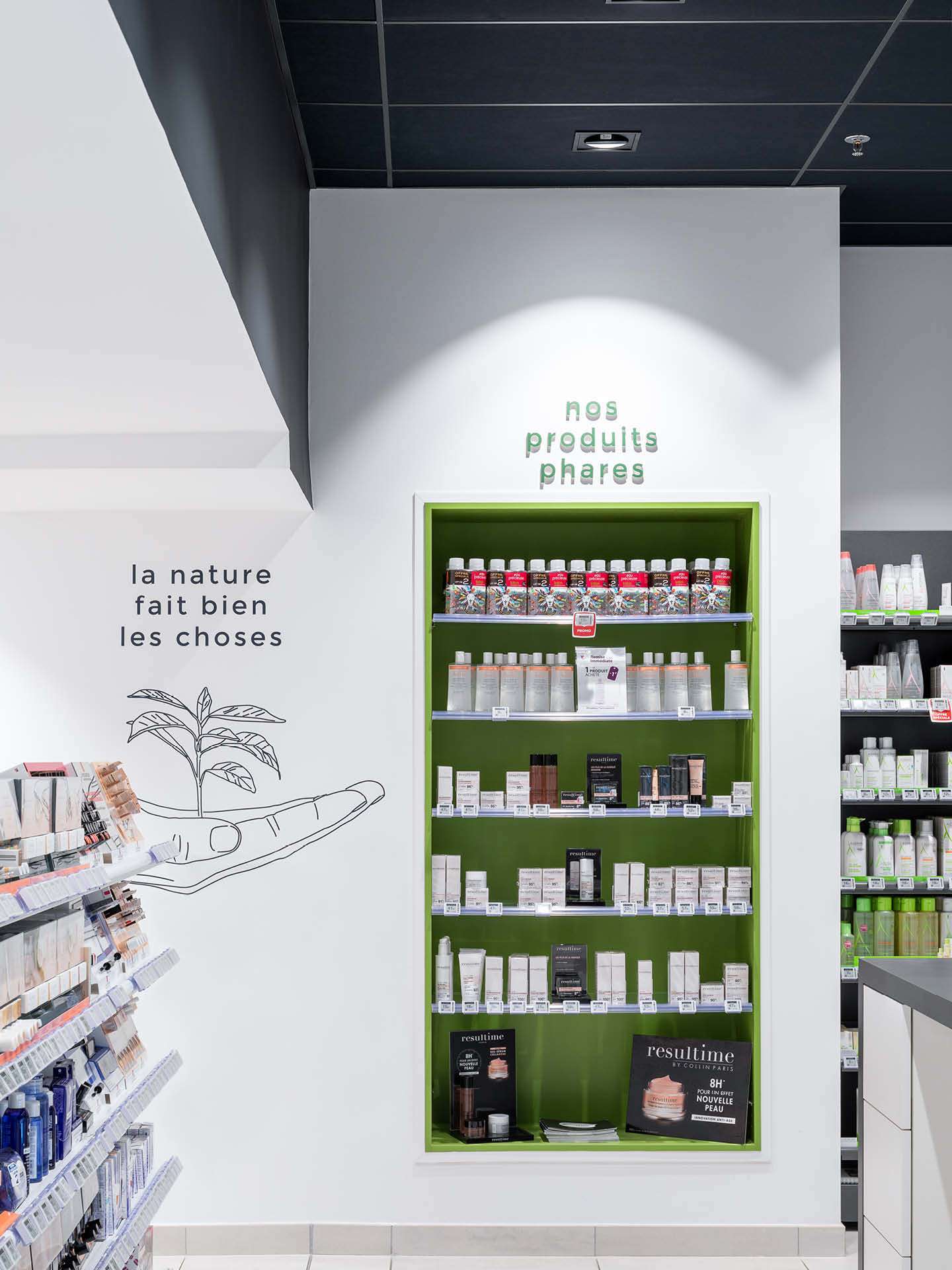 Signalétique et logo personnalisés — communication graphique unique traduisant le positionnement expert et humain de la pharmacie.