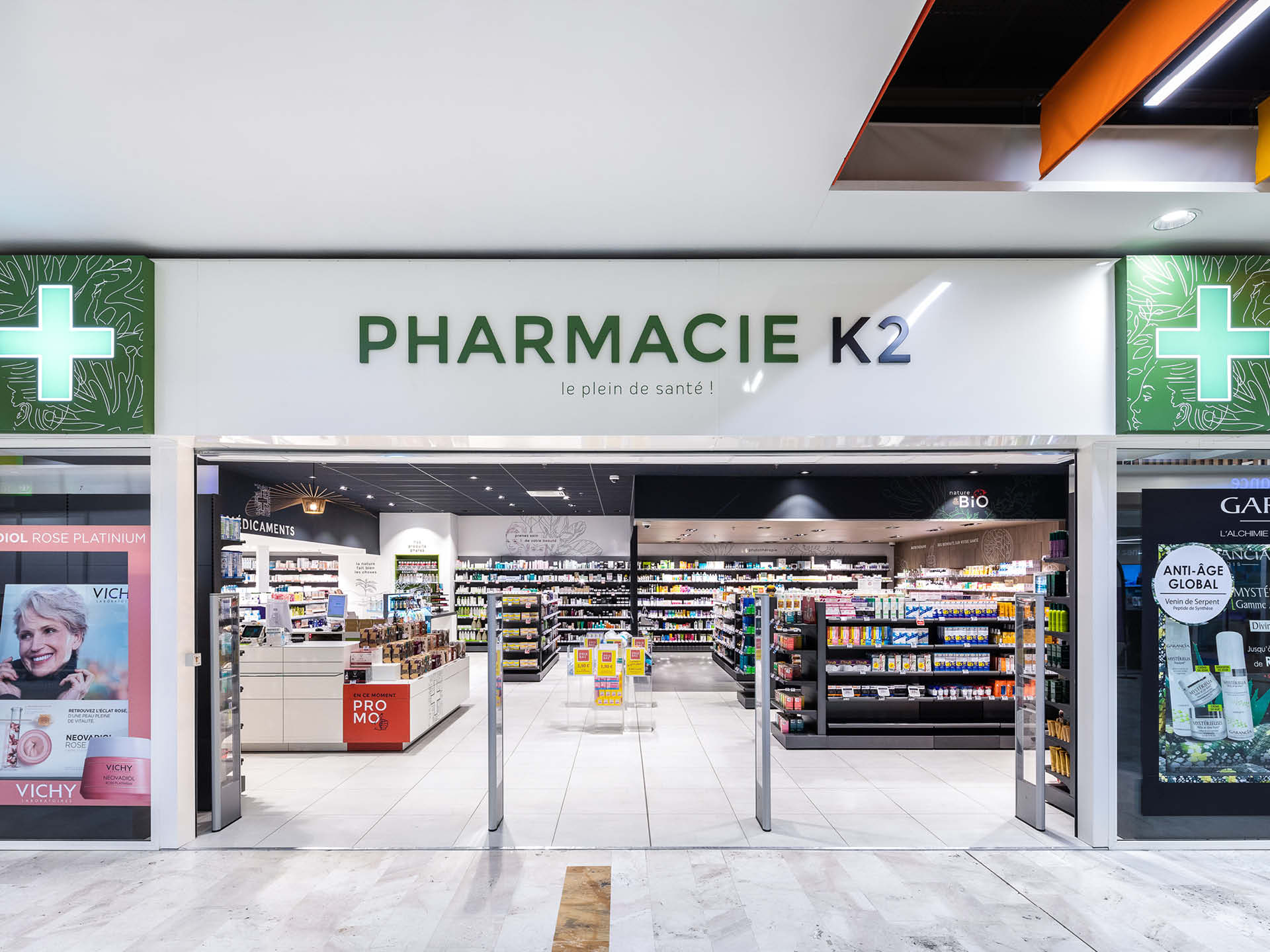 Façade de la Pharmacie K2 à Lorient — design épuré et moderne, reflet de la nouvelle identité visuelle de l’officine.