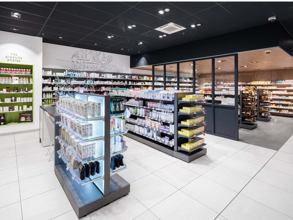 Espace front office mis en valeur dans la pharmacie grâce à un aménagement pensé pour mettre en avant les produits.