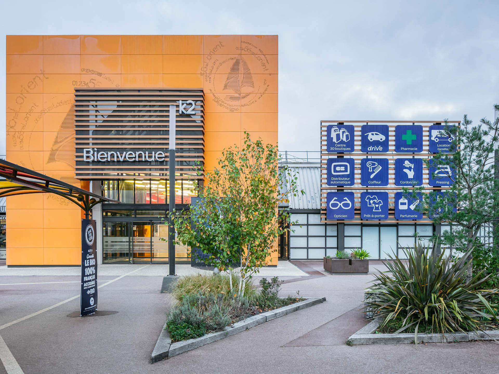 Façade de la Pharmacie K2 à Lorient — design épuré et moderne, reflet de la nouvelle identité visuelle de l’officine.