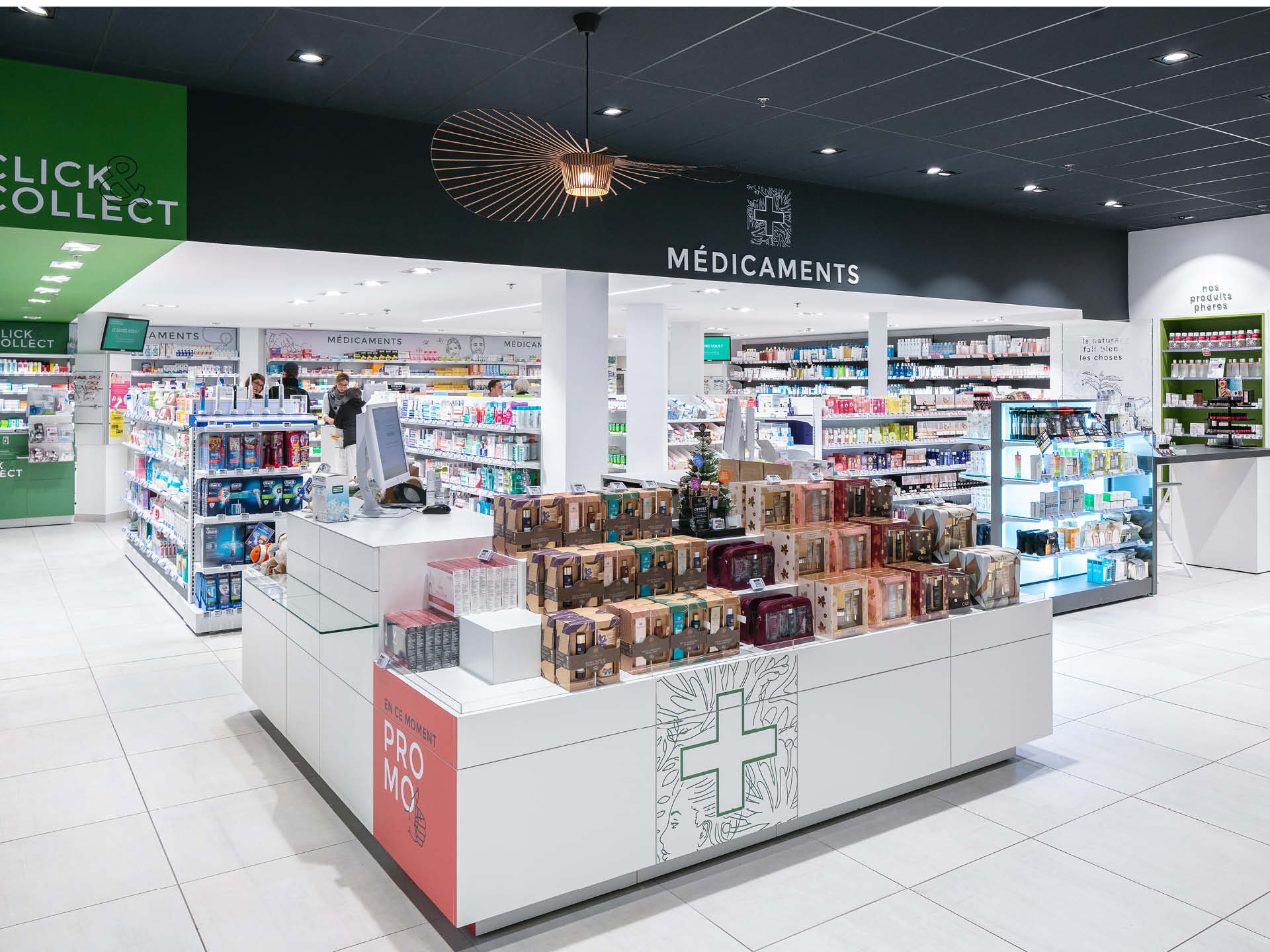 Gradin promotionnel central — mise en avant des produits saisonniers et offres du moment.