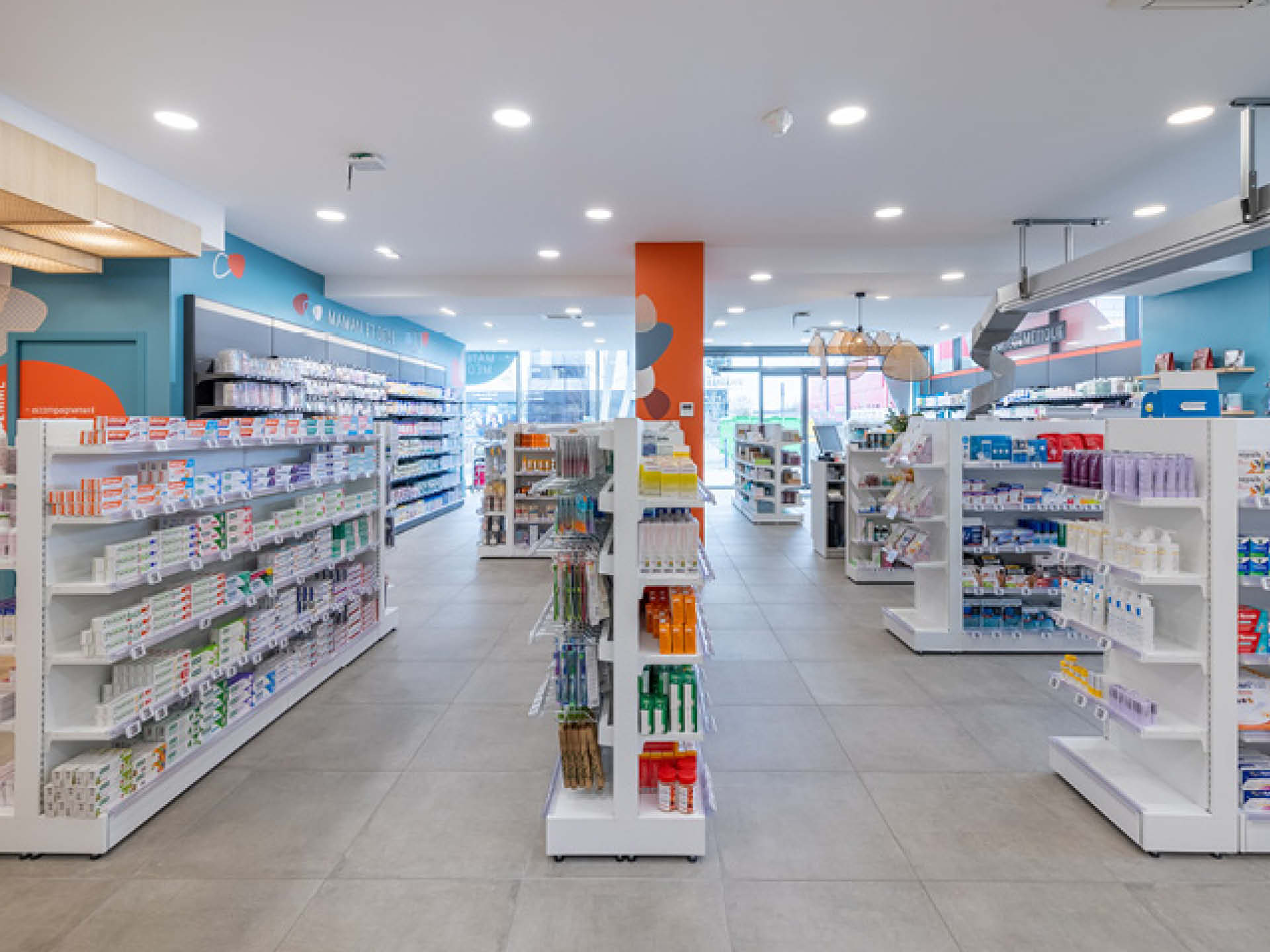 Vue d’ensemble de l’espace de vente lumineux et sectorisé, intégrant les nouveaux services de santé.