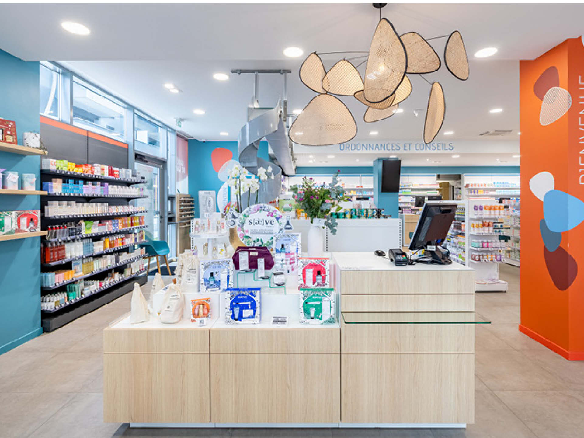 Comptoir individuel sur mesure au centre de la pharmacie, favorisant l’échange et le conseil personnalisé.