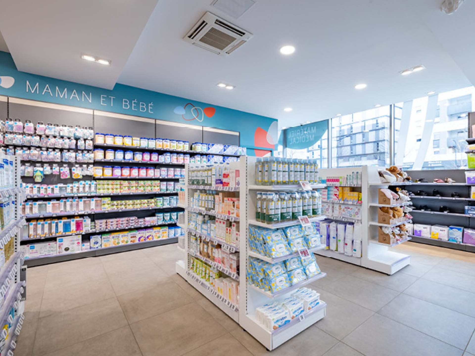 Vue d’ensemble de l’espace de vente lumineux et sectorisé, intégrant les nouveaux services de santé.