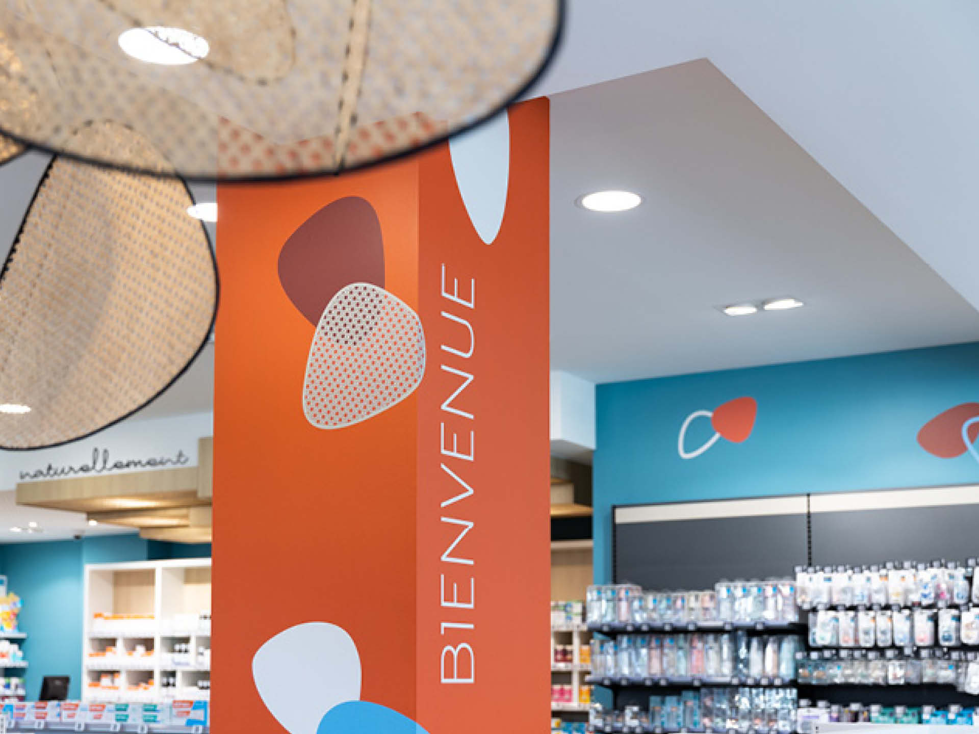 Espace enfant intégré autour du poteau central, coloré et ludique, favorisant une expérience conviviale.
