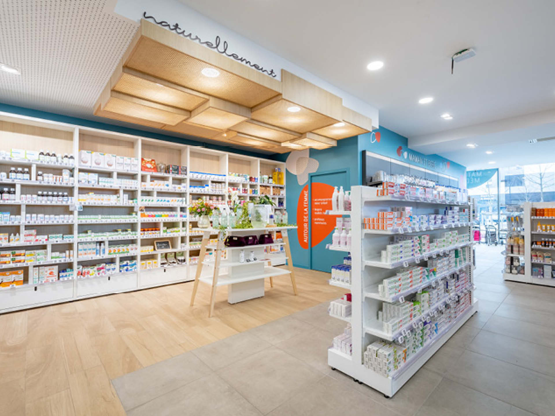 Comptoir déporté dédié à la mise en avant des nouveautés et à la présentation des produits saisonniers.
