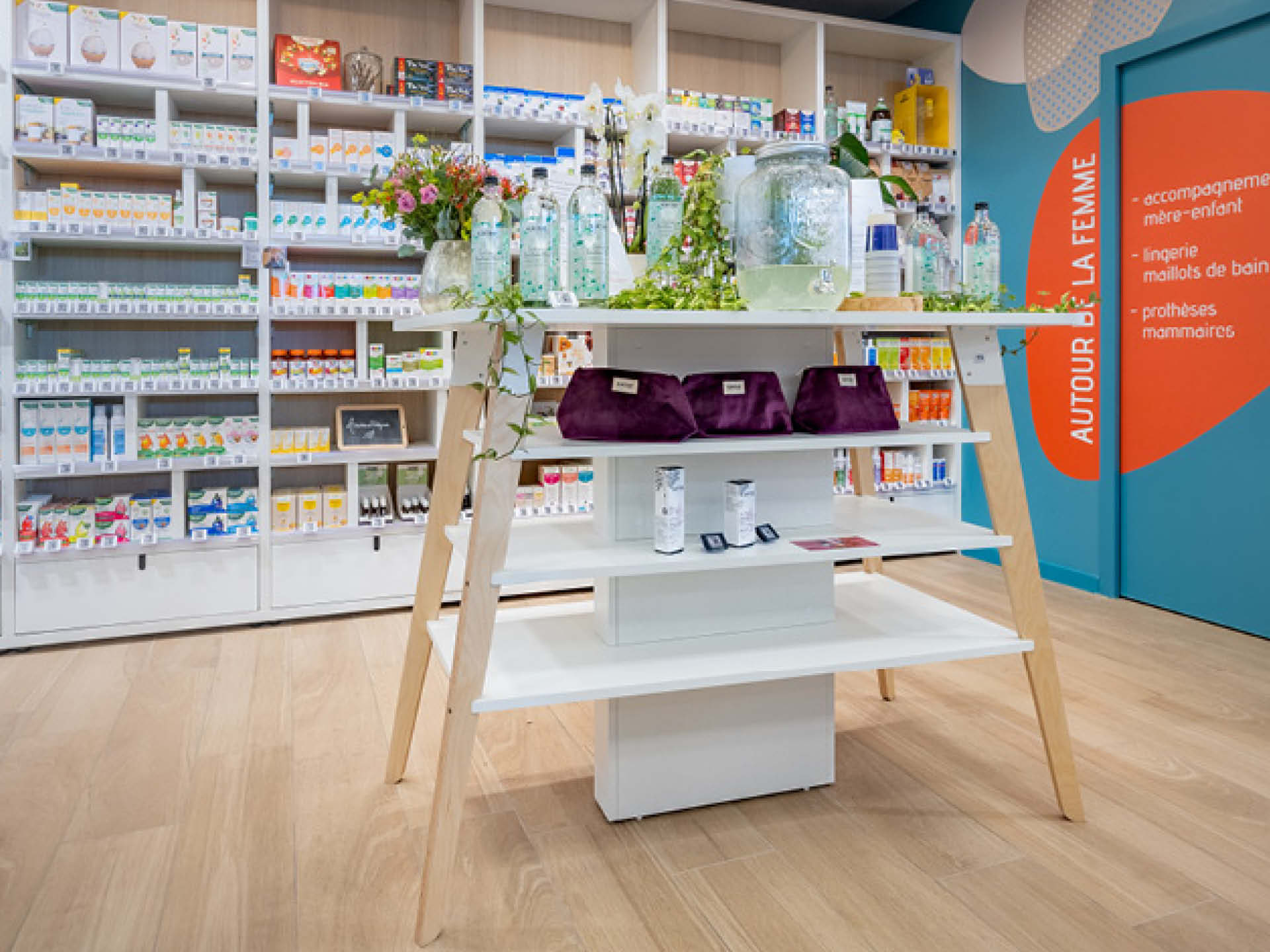 Comptoir déporté dédié à la mise en avant des nouveautés et à la présentation des produits saisonniers.