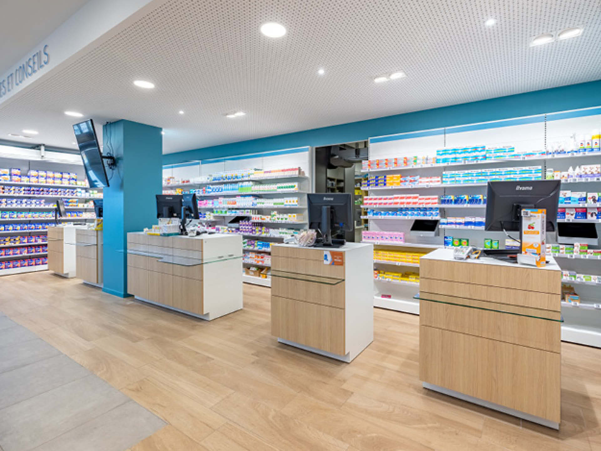 Comptoir individuel sur mesure au centre de la pharmacie, favorisant l’échange et le conseil personnalisé.