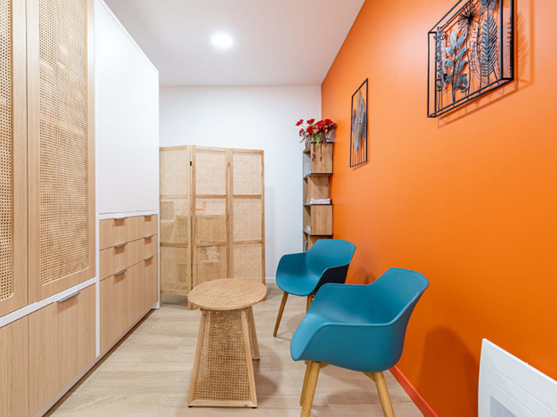Cabine d’oncologie au design apaisant, ornée de cannage et de teintes naturelles.