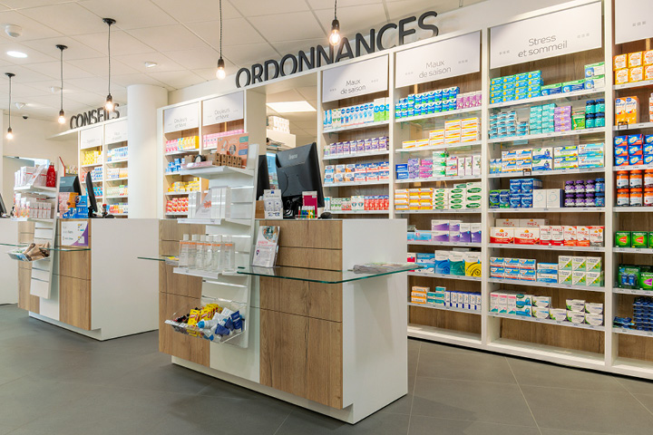 Comptoir mis en avant dans la pharmacie des Halles à Bar-sur-Aube, avec un design moderne et fonctionnel.