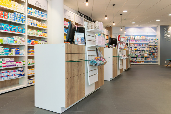 Comptoir mis en avant dans la pharmacie des Halles à Bar-sur-Aube, avec un design moderne et fonctionnel.