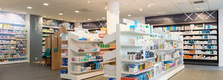 Espace de vente de la pharmacie des Halles à Bar-sur-Aube, montrant les linéaires et l’aménagement du flux client.