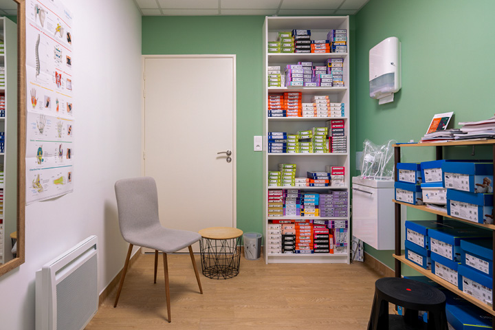 Cabine de confidentialité de la pharmacie à Bar-sur-Aube, aménagée avec des chaises rose et bleue dans un espace lumineux et accueillant, proche de l’espace orthopédique.