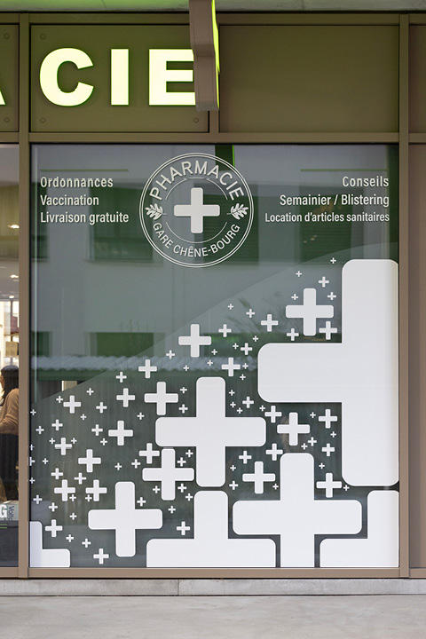 Signalétique claire et cohérente dans la Pharmacie Gare Chêne-Bourg, avec icônes personnalisées inspirées du logo pour identifier les différents espaces santé.