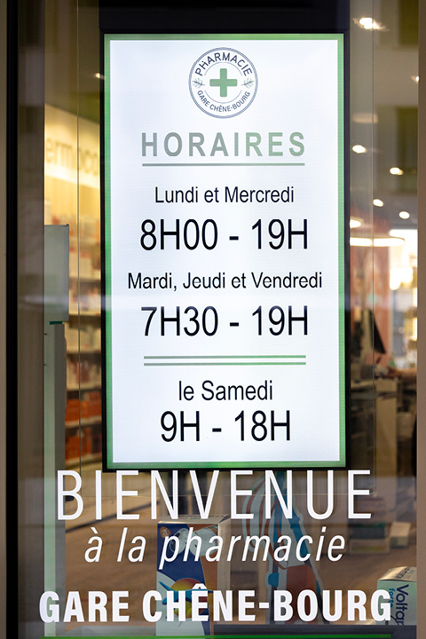 Signalétique claire et cohérente dans la Pharmacie Gare Chêne-Bourg, avec icônes personnalisées inspirées du logo pour identifier les différents espaces santé.