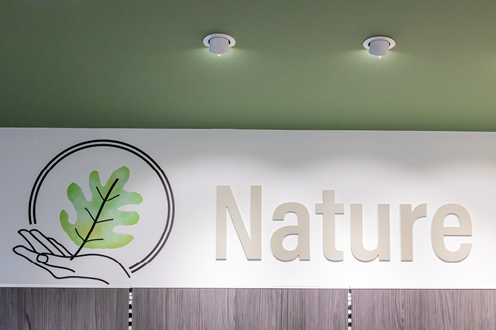 Signalétique claire et cohérente dans la Pharmacie Gare Chêne-Bourg, avec icônes personnalisées inspirées du logo pour identifier les différents espaces santé.