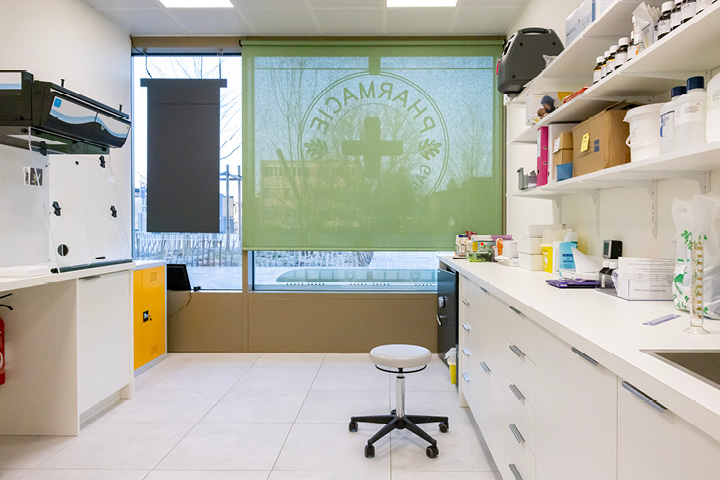 Vue du back office de la pharmacie, optimisé pour la circulation et la logistique, alliant fonctionnalité et ergonomie pour l’équipe officinale.